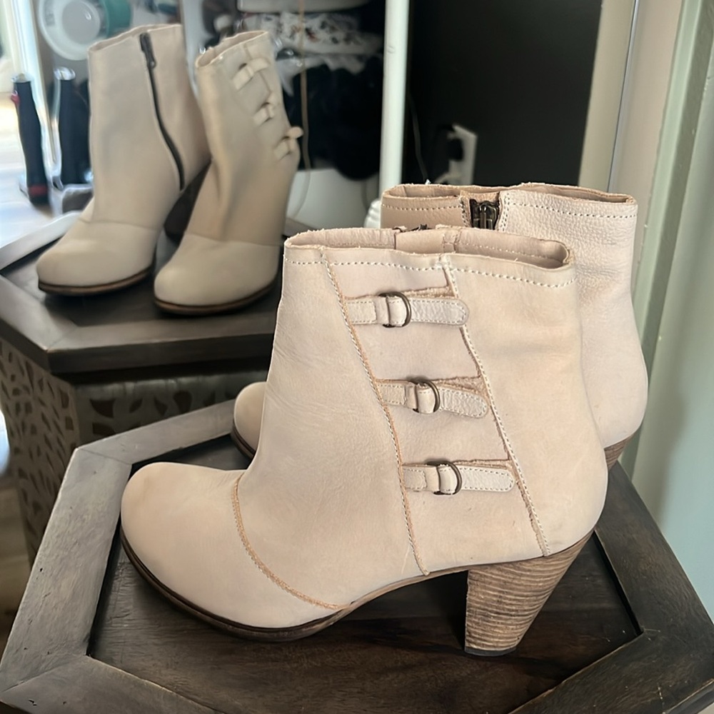 🛑 1 hour sale. Anthropologie, Holding Horses, Triad Buckled Booties, C… - Picture 3 of 11
